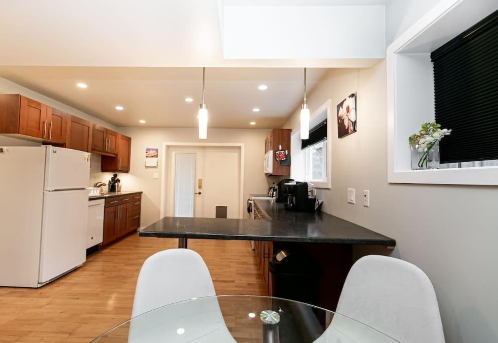Lovely 1 Bedroom Suite Near Town Victoria Exterior foto