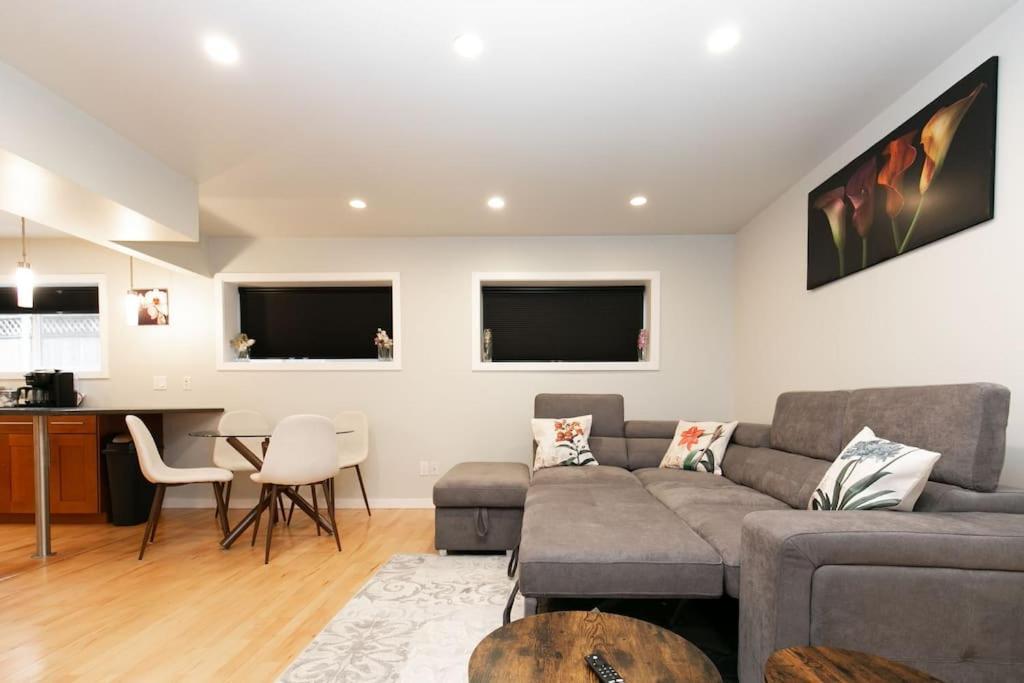 Lovely 1 Bedroom Suite Near Town Victoria Exterior foto