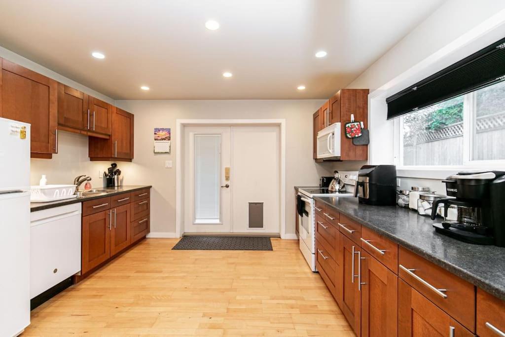 Lovely 1 Bedroom Suite Near Town Victoria Exterior foto